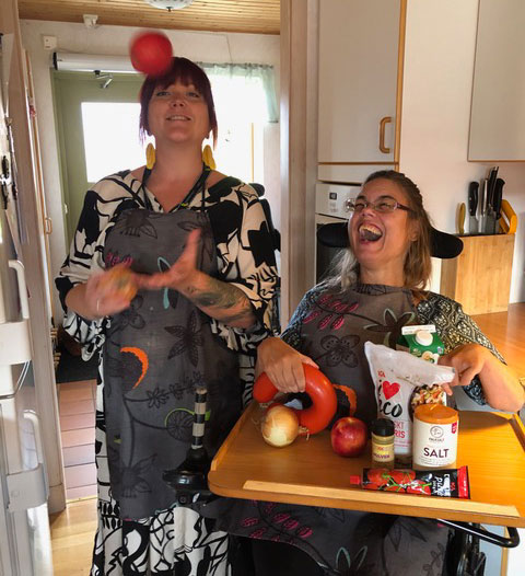 Två unga kvinnor i ett kök