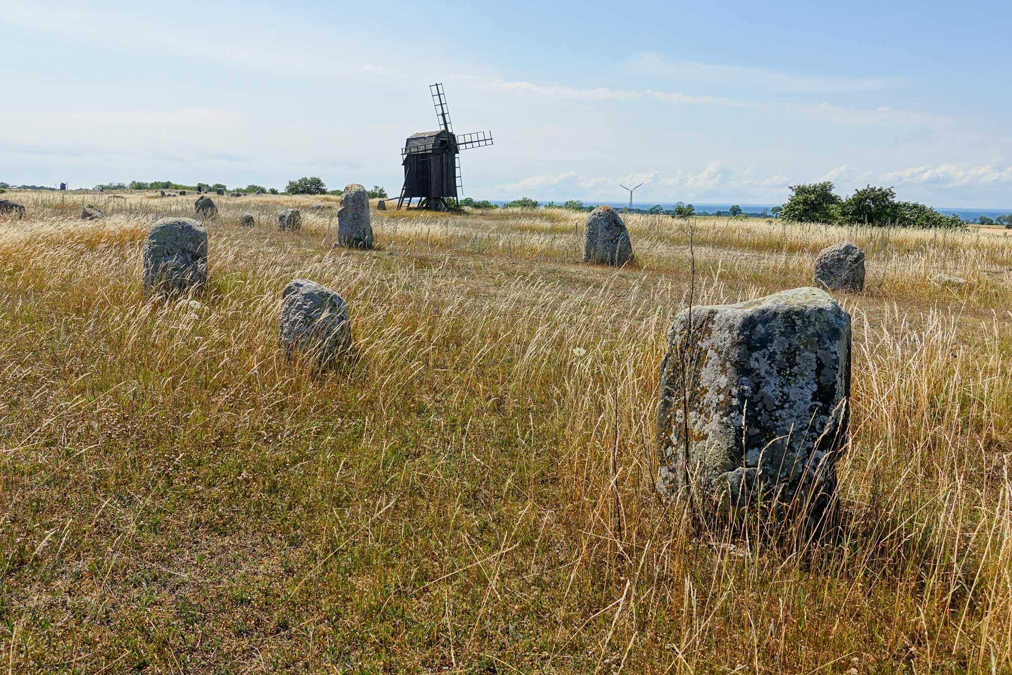 Vacker natur med en väderkvarn och gamla gravstenar